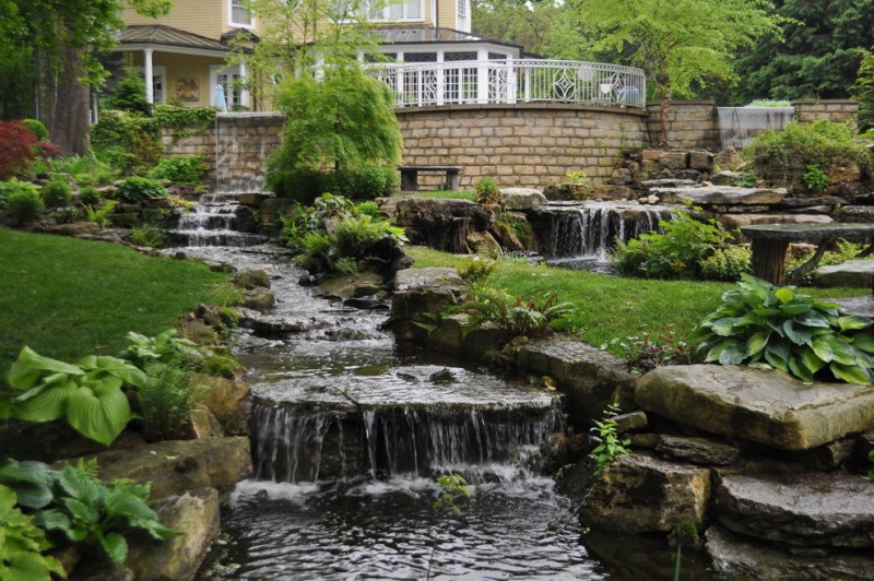 paysagiste-GASSIN-min_landscaping-rock-louisville-ky-traditional-landscape-and-boulders-brick-wall-bushes-grass-koi-law